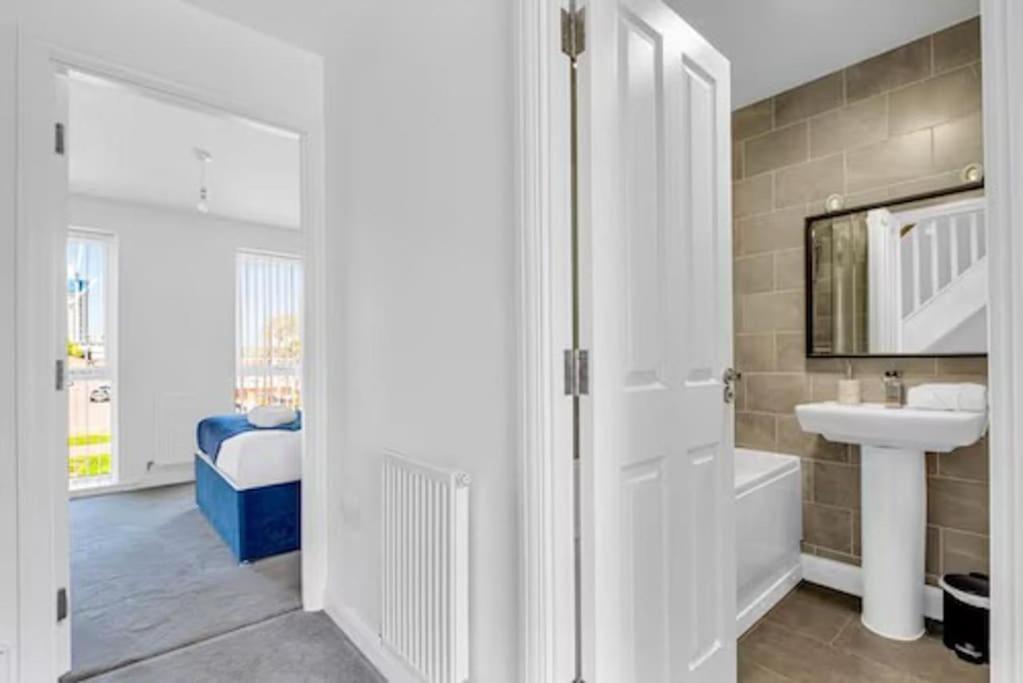 Contractors, Families, Tourists & Groups Welcome Sleeps Upto 9, Garden, Pet Allowed, Parking Included! Birmingham Exterior foto